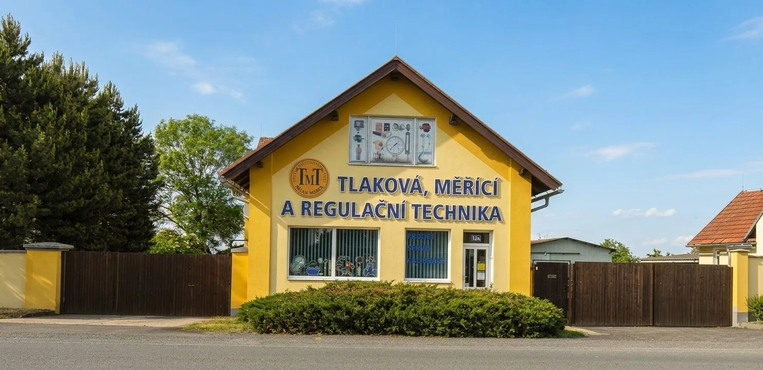 Areál TMT SERVIS v Sadské se žlutou budovou prodejny TMT